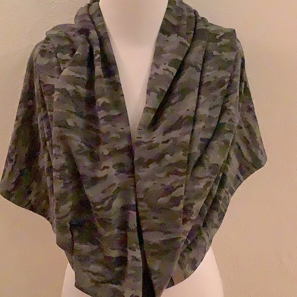 Lululemon - Vinyasa Customizable Snap SCARF - O/S - Camouflage - 58” x 25”